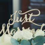hochzeitstorte wird von Hochzeitsfilmer gefilmt